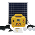 Station d'énergie solaire compacte avec panneau photovoltaïque polycristallin et ampoules LED pour autoconsommation mobile.