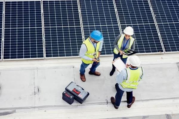 Devis gratuit electricite solaire maison Gabon technicien WOW2000