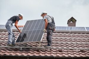 Installation de panneaux solaires Akanda équipe technique WOW2000