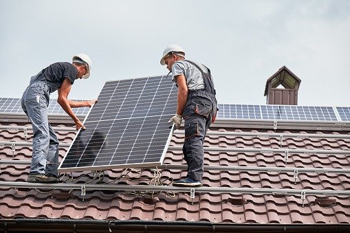 Installation de panneaux solaires Akanda équipe technique WOW2000
