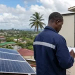 Technicien inspectant une installation solaire résidentielle au Gabon